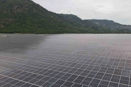 Cánh đồng “pin” năng lượng mặt trời “khổng lồ” dưới chân Núi Cấm của Sao Mai – An Giang.