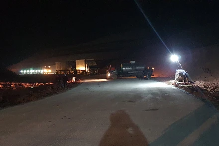 Lực lượng thi công làm việc ca đêm để rút ngắn thời gian hoàn thành đoạn đường.