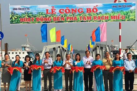 Đại biểu cắt băng công bố hoạt động bến phà tạm Rạch Miễu.