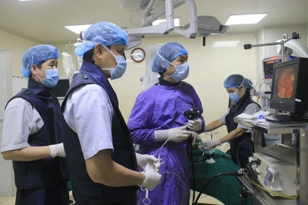 Nội soi mật tụy ngược dòng lấy sỏi cứu bệnh nhân 91 tuổi