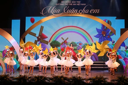 Chương trình "Mùa xuân cho em" lần thứ 13 (Ảnh: baodansinh.vn).
