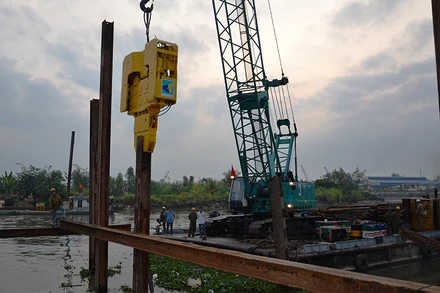 Lực lượng đắp đập tiến hành những công đoạn đầu tiên.