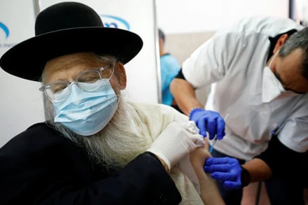 Mặc dù Israel đã tiến hành chương trình tiêm chủng vaccine ngừa Covid-19 cho người dân từ tháng trước, nhưng hiện nước này có thể phải giảm tốc hoặc thậm chí có thể ngừng hoàn toàn chương trình vì thiếu hụt vaccine. Ảnh: Reuters
