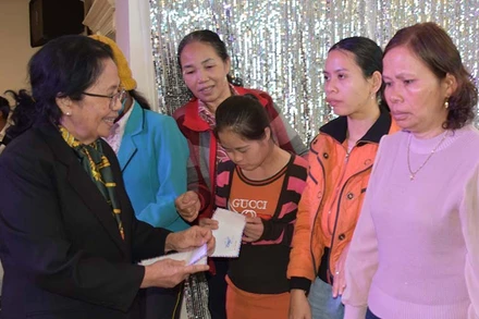 Giáo sư, bác sĩ Nguyễn Thị Ngọc Phượng, Phó Chủ tịch Trung ương Hội nạn nhân chất độc da cam/dioxin Việt Nam tặng quà cho các gia đình. Ảnh: Hà Phương