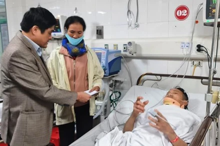 Đại diện Cục An toàn lao động thăm hỏi, chia sẻ với các nạn nhân và gia đình. 