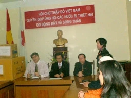 Bệnh viện Việt – Pháp quyên góp giúp nạn nhân sóng thần tại Sri Lanka