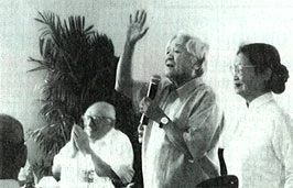 Vợ chồng ông Võ Văn Sung tiếp bạn bè
tại nhà.