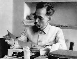 Chủ tịch Hồ Chí Minh trong
phòng làm việc của Người
ở Phủ Chủ tịch (1946)