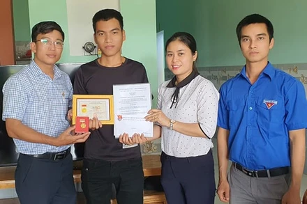 Lãnh đạo Tỉnh đoàn Quảng Nam đã trao huy hiệu Tuổi trẻ dũng cảm tặng anh Trần Văn Tròn.
