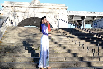 Hoa hậu Ngọc Hân trình diễn áo dài Việt Nam tại Pháp.