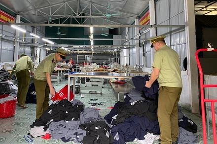 Lực lượng Quản lý thị trường Hà Giang kiểm tra tại Công ty may Cường Thuận.