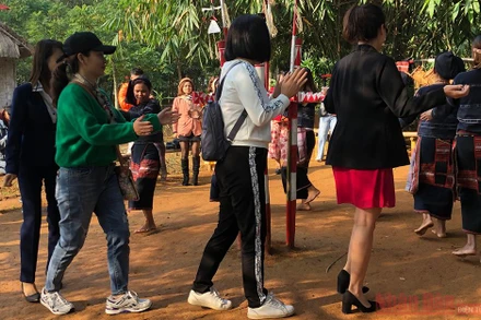 Du khách tham gia hoạt động cùng bà con tại Làng.