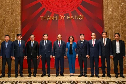 Thủ tướng Nguyễn Xuân Phúc với các đồng chí lãnh đạo chủ chốt TP Hà Nội tại buổi làm việc. 