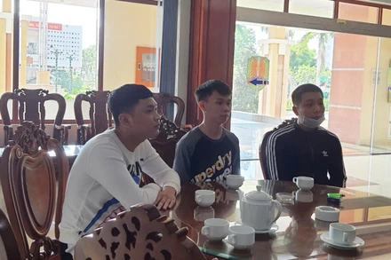 Ba đối tượng đến đầu thú tại cơ quan công an ngày 22-3.