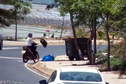 Hành vi bỏ rác thải không đúng quy định của ông H được camera ghi lại