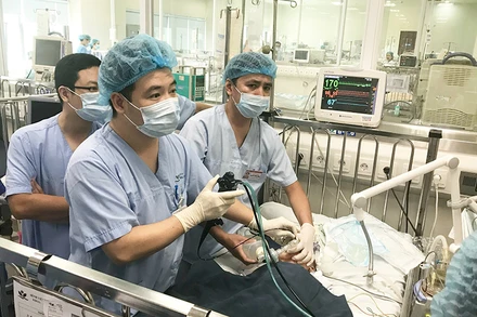 Bé trai hai tuổi nguy kịch tính mạng vì sặc hạt điều