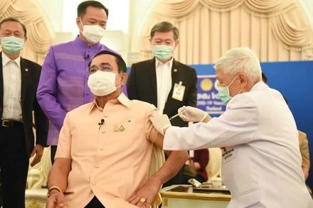 Ông Prayut Chan-o-cha tiêm vaccine ngừa Covid-19 tại Tòa nhà Chính phủ. (Ảnh: Bưu điện Bangkok)