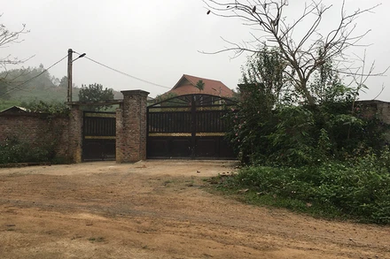 Trang trại luôn trong tình trạng cửa đóng, then cài.