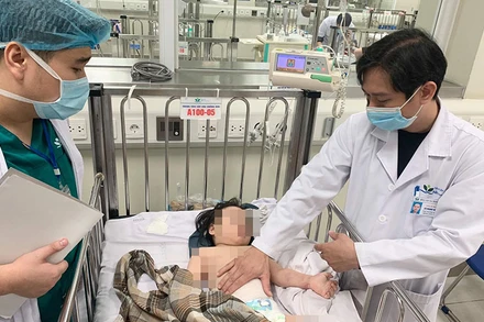 Cháu bé sẽ tiếp tục được các bác sĩ Bệnh viện Nhi Trung ương hội chẩn sáng nay.