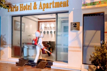 Lực lượng chức năng phun khử khuẩn Khách sạn Paris - nơi bệnh nhân Covid-19 lưu trú.