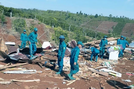 Lực lượng chức năng giúp người dân khắc phục hậu quả thiên tai.