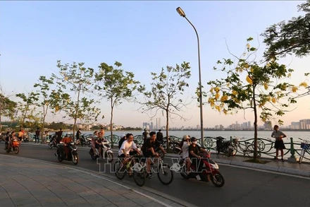 Một góc đường Thanh Niên đi qua Hồ Tây. Ảnh: TTXVN.