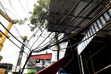  Đường dây điện trũng xuống thấp sát nhà dân, tại ngõ 10 phố Hoàng Hoa Thám, đã được ngành điện xử lý, bó gọn.