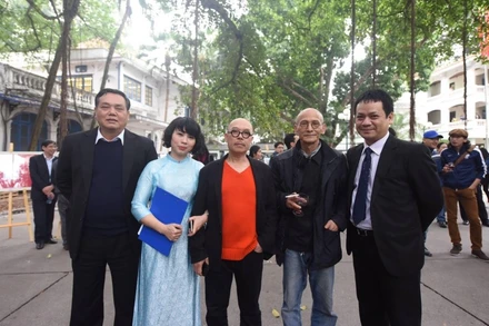 Nhà văn Nguyễn Văn Thọ, họa sĩ Thành Chương cùng các nhà báo tại Báo Nhân Dân.