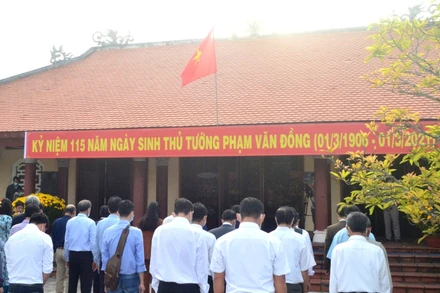 Quang cảnh lễ dâng hương kỷ niệm 115 năm Ngày sinh Thủ tướng Phạm Văn Đồng.
