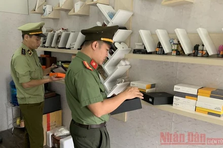 Lực lượng quản lý thị trường tích cực kiểm tra, xử lý vi phạm trên nền tảng thương mại điện tử.