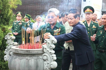 Các đại biểu dâng hương tại Di tích Thành Điện Hải.