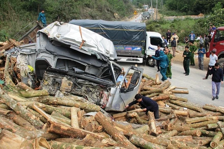 Lực lượng chức năng khắc phục hậu quả vụ tai nạn.