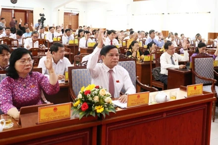 Các đại biểu biểu quyết thông qua 30 nghị quyết quan trọng tại kỳ họp.