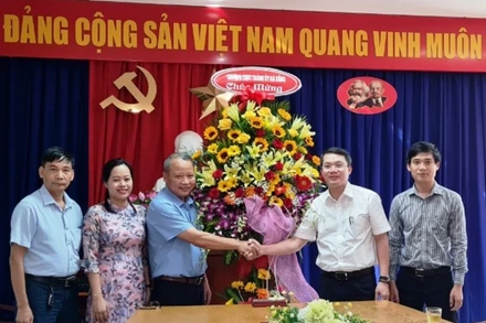 Đại diện Thường trực Thành ủy tặng hoa chúc mừng ngày Báo Nhân Dân ra số đầu.