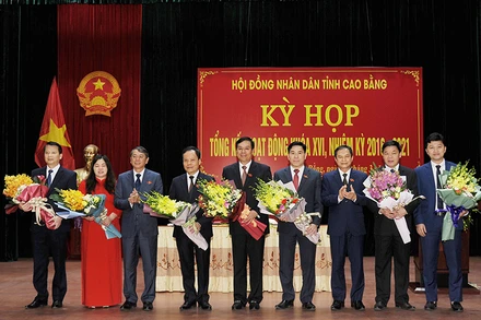 Lãnh đạo tỉnh Cao Bằng tặng hoa các đồng chí được bầu giữ chức vụ Trưởng Ban HĐND tỉnh và tham gia Ủy viên UBND tỉnh.