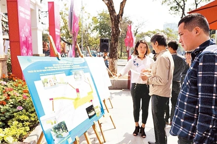 Người dân Thủ đô xem phương án Quy hoạch tổng thể mặt bằng xây dựng ga ngầm C9.