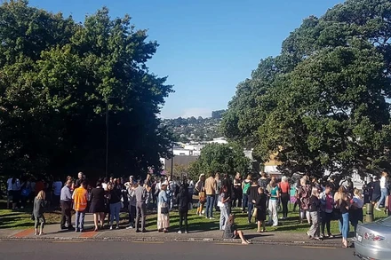 Người dân di chuyển đến khu vực cao ráo tại TP Whangarei, đảo Bắc. (Ảnh: AP)