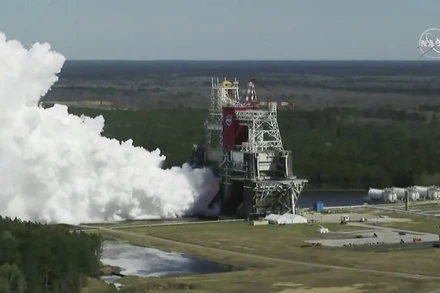 Hệ thống Phóng Không gian, tên lửa đẩy lên mặt trăng của NASA, được thử nghiệm tại Trung tâm Vũ trụ Stennis vào ngày 18-3. Ảnh: NASA.