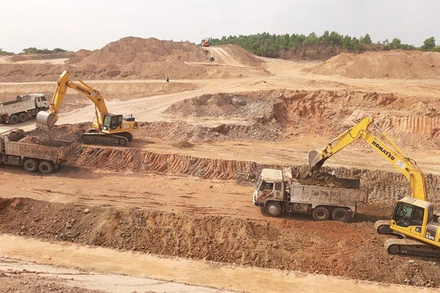 Thi công tuyến cao tốc Phan Thiết – Dầu Giây, đoạn qua địa bàn tỉnh Đồng Nai đang bị ảnh hưởng do thiếu vật liệu san lấp.