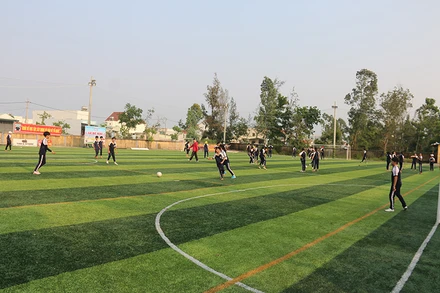 Sân bóng đá mini do Hoiana tài trợ.