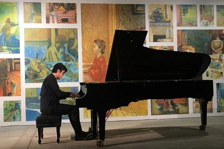 Nghệ sĩ piano Lưu Đức Anh biểu diễn tại chương trình