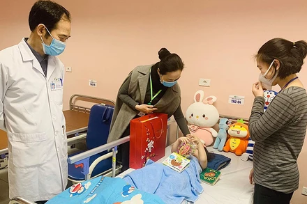 ThS Dương Thị Minh Thu – Trưởng phòng Công tác xã hội đã thay mặt lãnh đạo Bệnh viện Nhi Trung ương tới thăm hỏi, động viên và tặng quà cho em bé cùng gia đình.