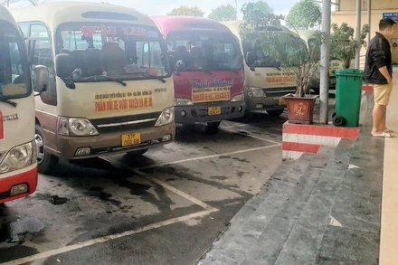 Các xe khách chạy tuyến cố định Vinh – QL7 bãi bến, dừng tại bến xe Bắc Vinh để phản đối xe dù, xe chạy vượt tuyến tranh giành khách.