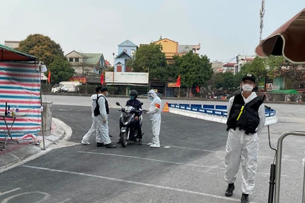 Cán bộ, chiến sĩ lực lượng CSCĐ đã hỗ trợ đắc lực công tác PCD tại các chốt kiểm soát. 