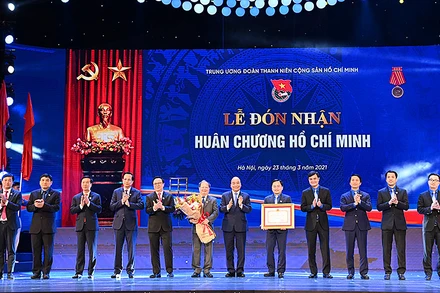Thủ tướng Nguyễn Xuân Phúc trao Huân chương Hồ Chí Minh tặng Đoàn TNCS Hồ Chí Minh.