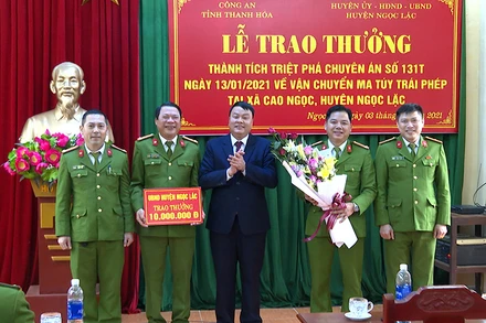 Lãnh đạo huyện Ngọc Lặc tặng hoa, trao thưởng cho Công an huyện.