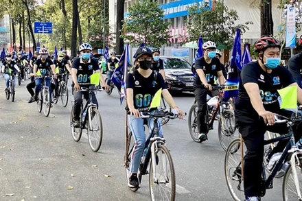 Đạp xe hưởng ứng Giờ Trái đất tại TP Hồ Chí Minh.