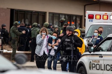 Cảnh sát sơ tán người dân tại hiện trường vụ xả súng ở siêu thị thành phố Boulder, bang Colorado, Mỹ ngày 22-3. (Ảnh: Getty Images/TTXVN)
