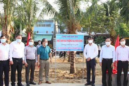 Đại biểu kéo bảng phối hợp thực hiện Dự án.