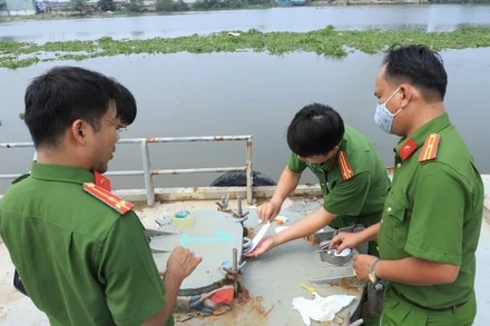 Lực lược công an kiểm tra một bồn xăng trong chuyên án.